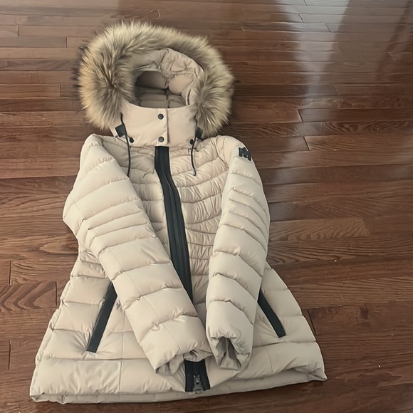 Gorgeous Patsy Mackage. Removable fur trim on hood. Light tan color. Size small. - Picture 5 of 9